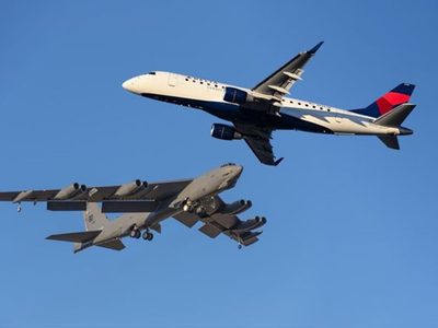 Un avión de pasajeros casi choca en el aire con una aeronave militar