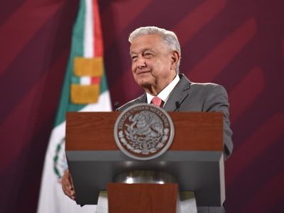 AMLO se burla de crítica de TV Azteca a libros de texto: Ovnis quieren volver comunistas a mexicanos