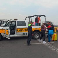 Ahorradores defraudados por Ficrea cierran el acceso a la Terminal 1 del AICM (Video)
