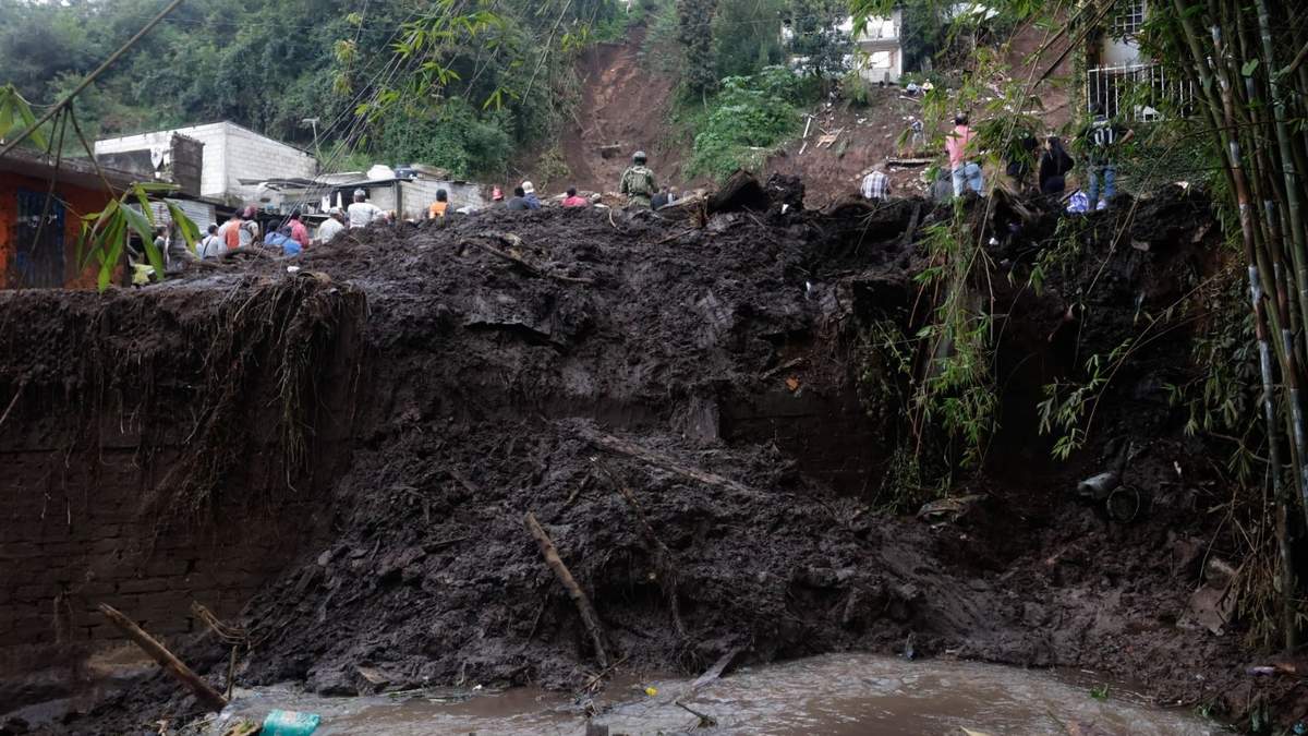 Vecinos y autoridades de Huauchinango, realizan labores de limpieza y búsqueda de personas tras las afectaciones por las fuertes lluvias del fin de semana provocadas por la tormenta tropical Raymond. Hasta el momento se reportan 12 muertos y 11 personas desaparecidas. En la imagen el sitio donde se deslavo una casa en donde murieron cinco personas y elementos del ejército están llevando una búsqueda con perros por que hay reporte de dos personas más desaparecidas.