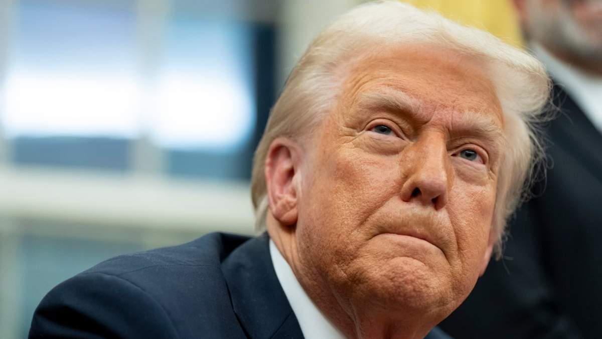 El presidente Donald Trump habla con periodistas mientras firma órdenes ejecutivas en la Oficina Oval de la Casa Blanca, el lunes 10 de febrero de 2025, en Washington