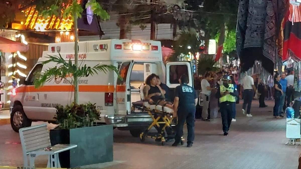 Una mujer herida es trasladada por paramédicos