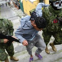 Irrumpen 68 sujetos armados en hospital de Ecuador, escapan pero son capturados
