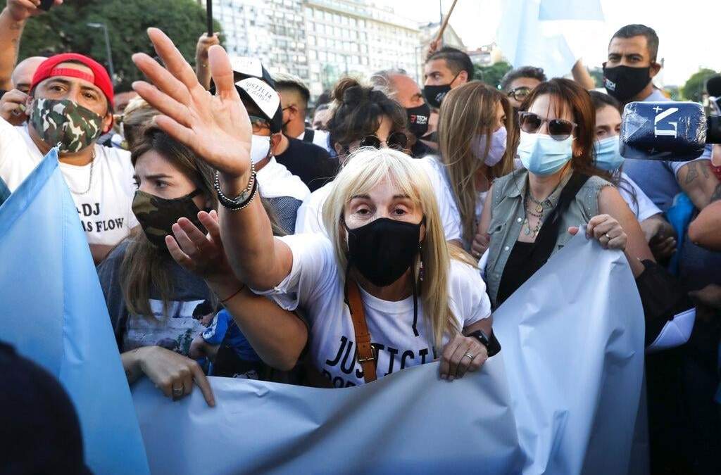 Claudia Villafane (centro) exesposa de Maradona, y su hija Dalma (izquierda), en la marcha en el Obelisco