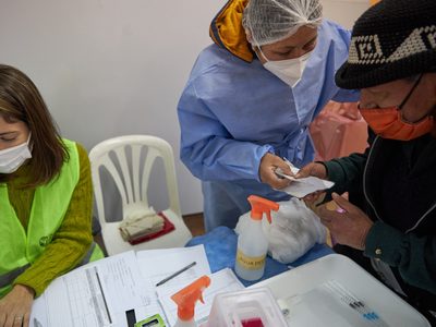 Coronavirus: descendieron los decesos diarios en relación con el lunes pero subieron los casos