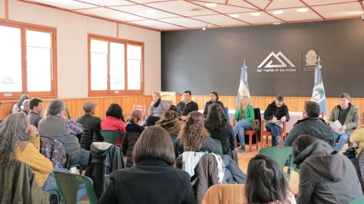 Osvaldo Llancafilo con la comunidad educativa. Fuente (Twitter).