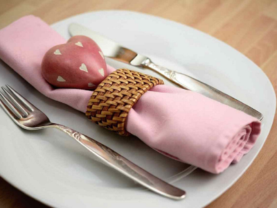 Con solo una cosa facilísima de conseguir, mirá cómo crear este glamoroso servilletero e individual para tu comedor