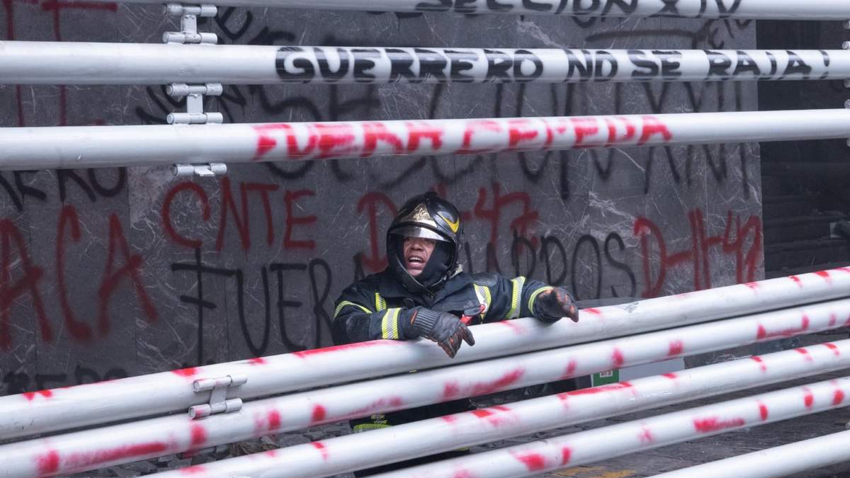 Presuntos maestros disidentes de Guerrero vandalizaron este jueves el edificio del Sindicato Nacional de Trabajadores de la Educación