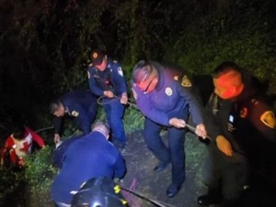 Rescatan a cuatro jóvenes que cayeron en barranco del Bosque de Chapultepec
