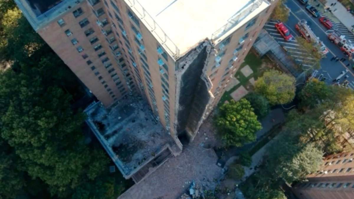 En la imagen, proporcionada por el Departamento de Bomberos de Nueva York (FDNY, por sus siglas en inglés) se muestra el derrumbe de una parte de un edificio de apartamentos que dejó una de sus esquinas convertida en una pila de escombros, en Nueva York