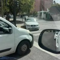 Buscan al conductor de un BMW que chocó y huyó del lugar