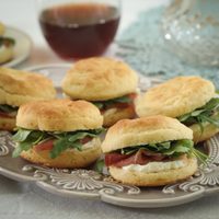 Mini pancitos rellenos, hojaldrados: una receta tentadora, fácil e ideal para las picadas con amigos