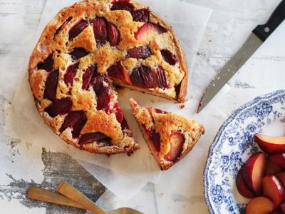 Torta matera de ciruelas: ponete la 10 y prepará esta receta facilísima para disfrutar en la merienda