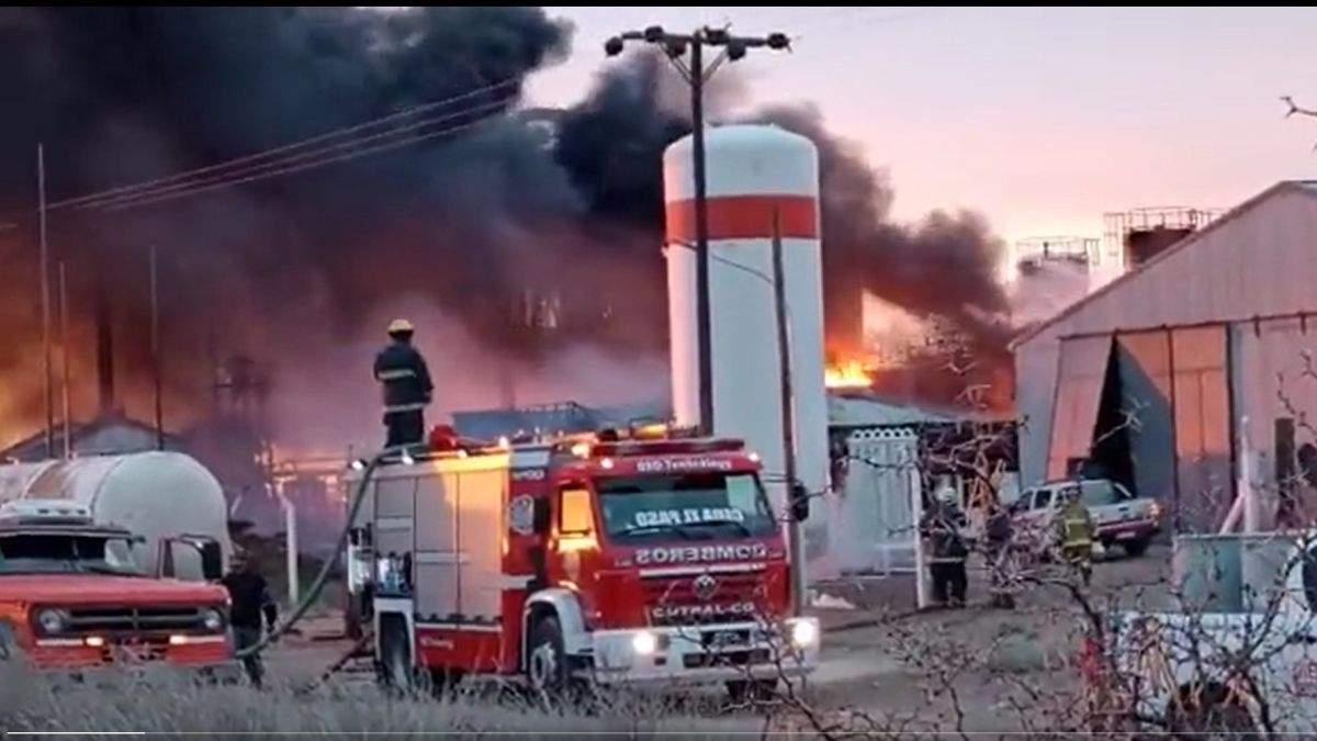 Bomberos Voluntarios en explosión de refinería. Fuente: (Facebook)