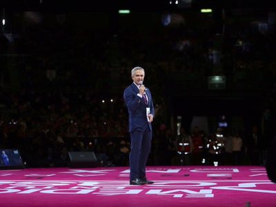 Con show de cumbias, comediantes y acarreados, Mancera celebra tres años de programa social