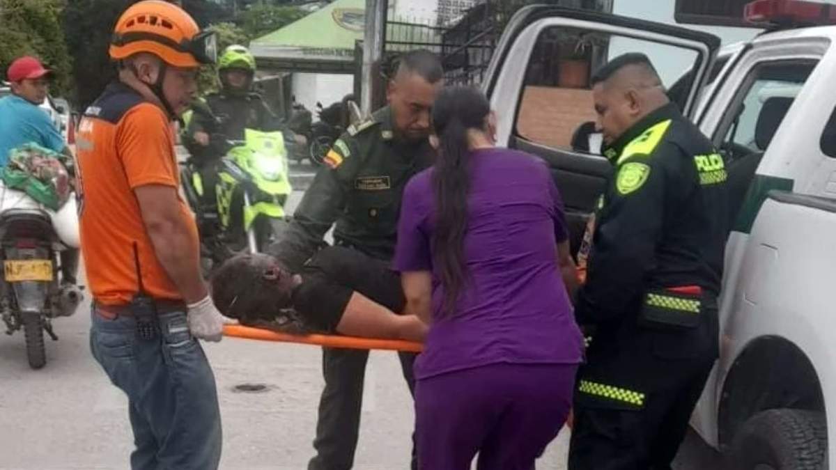 Traslado de personas heridas a hospitales locales