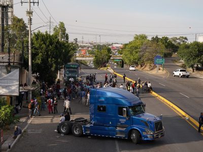 Desaparece normalista de Michoacán; realizan bloqueos para exigir su localización