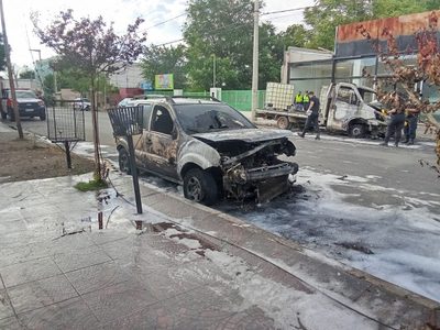 Se incendiaron 3 vehículos frente a una concesionaria; habría sido intencional
