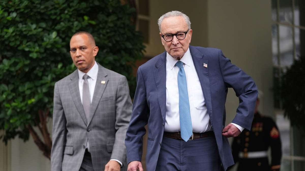 Hakeem Jeffries y Chuck Schumer, al salir de la reunión con Trump