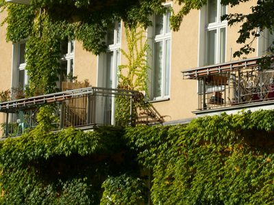 Decoración inteligente para balcones chicos: cómo darles estilo sin gastar de más y aprovecharlos ahora que llega el calorcito
