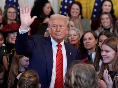 Trump firma orden ejecutiva para excluir a atletas transgénero de deportes femeninos