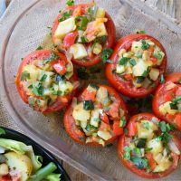 Después de preparar esta receta de tomates rellenos, no vas a querer probar otra forma de hacerlos