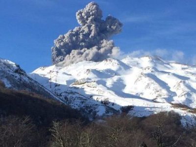 El norte de Neuquén en vilo por el Nevados de Chillán. Video