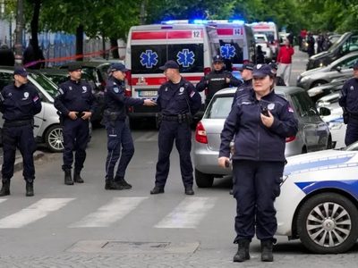 Un adolescente mata a tiros a nueve personas en escuela de Serbia