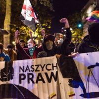 Manifestantes bloquean calles de Varsovia en protesta contra la reforma del aborto
