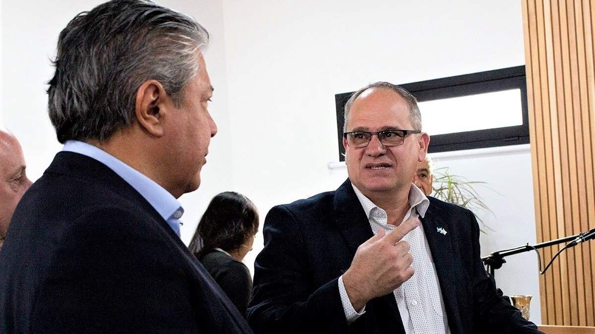 Rolando Figueroa y Eyal Sela. Fuente: (Twitter)