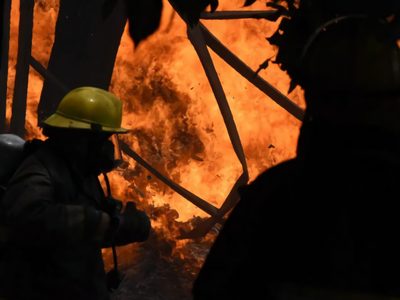 Feroz incendio en una chacra próxima a Balsa Las Perlas