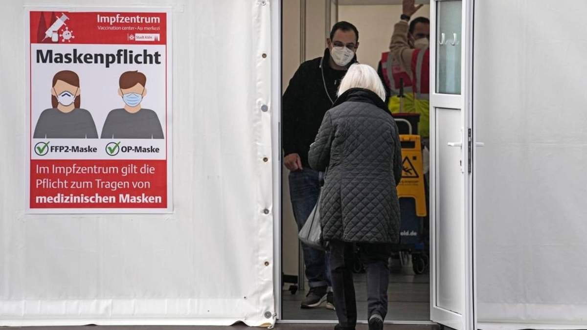 Una mujer ingresa en un centro de vacunación en Colonia, Alemania