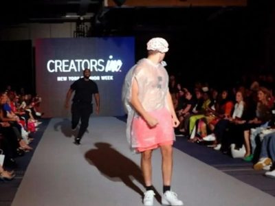 Youtuber se cuela y desfila en la pasarela de la Semana de la Moda en NY (Video)