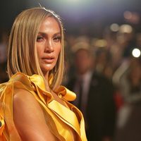 ¡Muy llamativa! Jennifer López causa sensación con este vestido en los Globos de Oro 2020
