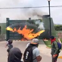 Encapuchados atacan cuartel militar en Iguala en protesta por desaparecidos de Ayotzinapa (Video)