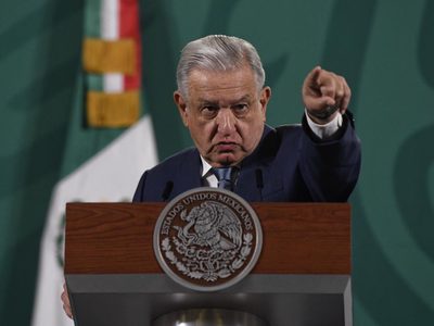 AMLO pide a presidente de Femsa actuar “con decencia”; contrato de luz a Oxxo es legal pero injusto