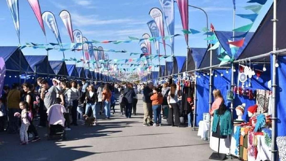 Para esta edición, la Municipalidad dispuso que la feria presente una temática navideña. Fuente: (Municipalidad de Neuquén)