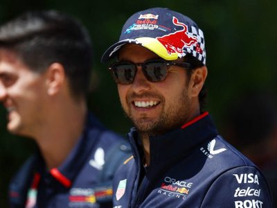 Para maquillar su temporada: el premio que recibió Checo Pérez por parte de la FIA