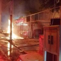 Atacan cadena de taquerías y lote de autos en Celaya; abandonan dos cadáveres