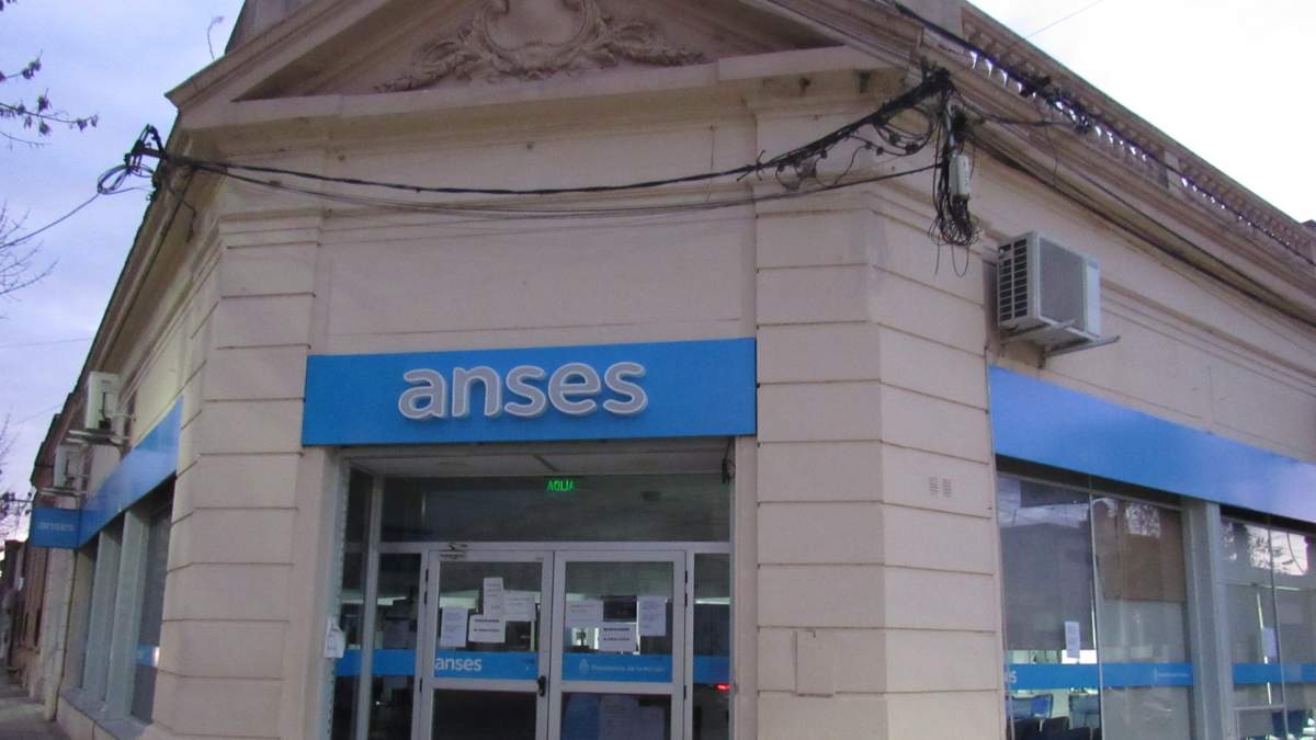 En medio de la incertidumbre por el pedido de renuncia de su titular, la ANSES depositará los montos de 7 beneficios. Fuente: (Twitter)