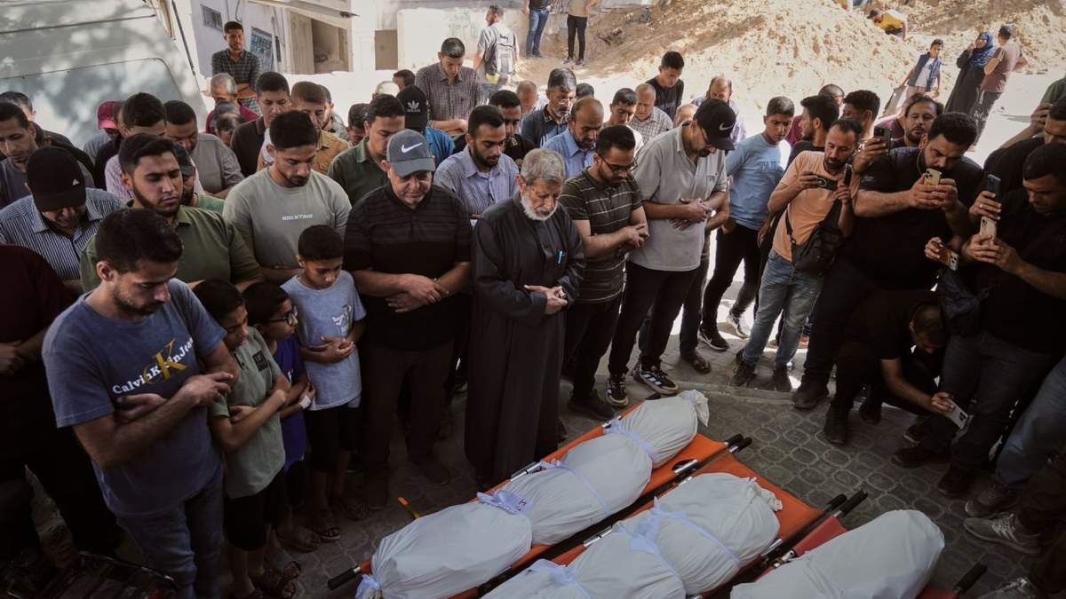 Los dolientes rezan junto a los cuerpos de palestinos muertos en un ataque israelí, durante su funeral en el Hospital Shifa en la ciudad de Gaza, el jueves 4 de junio de 2026