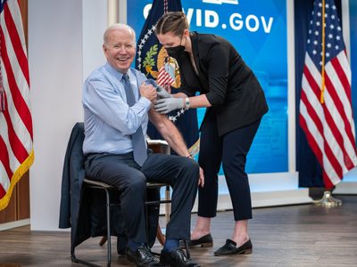 Biden recibe una cuarta dosis de la vacuna contra el covid-19