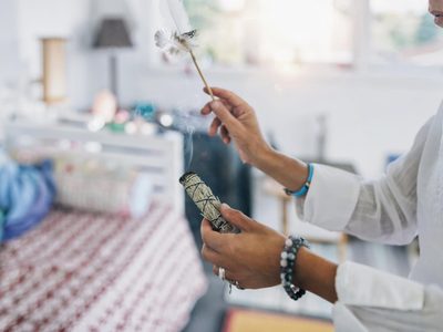 5 rituales caseros que deberías hacer para proteger tu hogar de las energías negativas