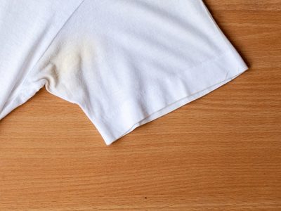 No lo vas a creer: el truco para quitar las manchas de tu ropa blanca usando solo 1 producto de tu botiquín