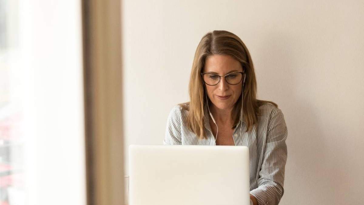 Durante el tiempo de prueba, a los empleados se les pagará el mismo salario que cobran en una semana de cinco días