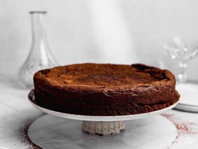 Con solo 2 ingredientes, prepará esta torta de manzana y chocolate exprés para el momento dulce del finde