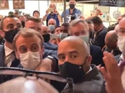 Un joven lanza un huevo a Macron en una feria (Video)