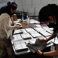AMLO arremente de nuevo contra el INE, ahora por el voto en el extranjero