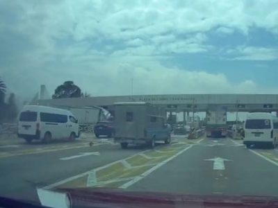 Captan en videos el choque de un tráiler contra caseta y autos en la México-Puebla