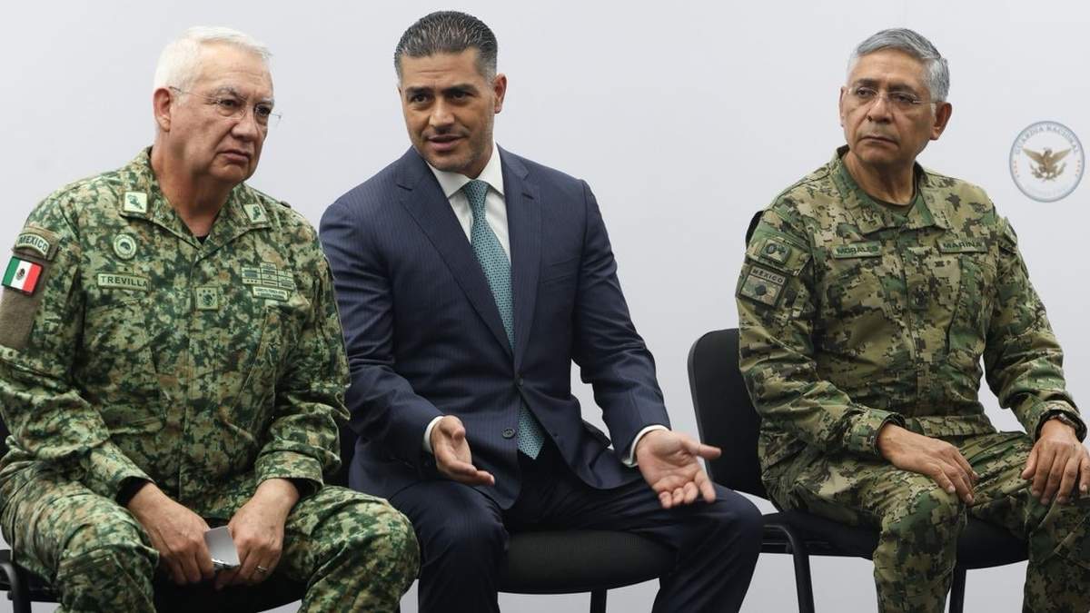 Los secretarios Ricardo Trevilla (Defensa), Omar García Harfuch (SSPC) y Raymundo Morales (Marina)